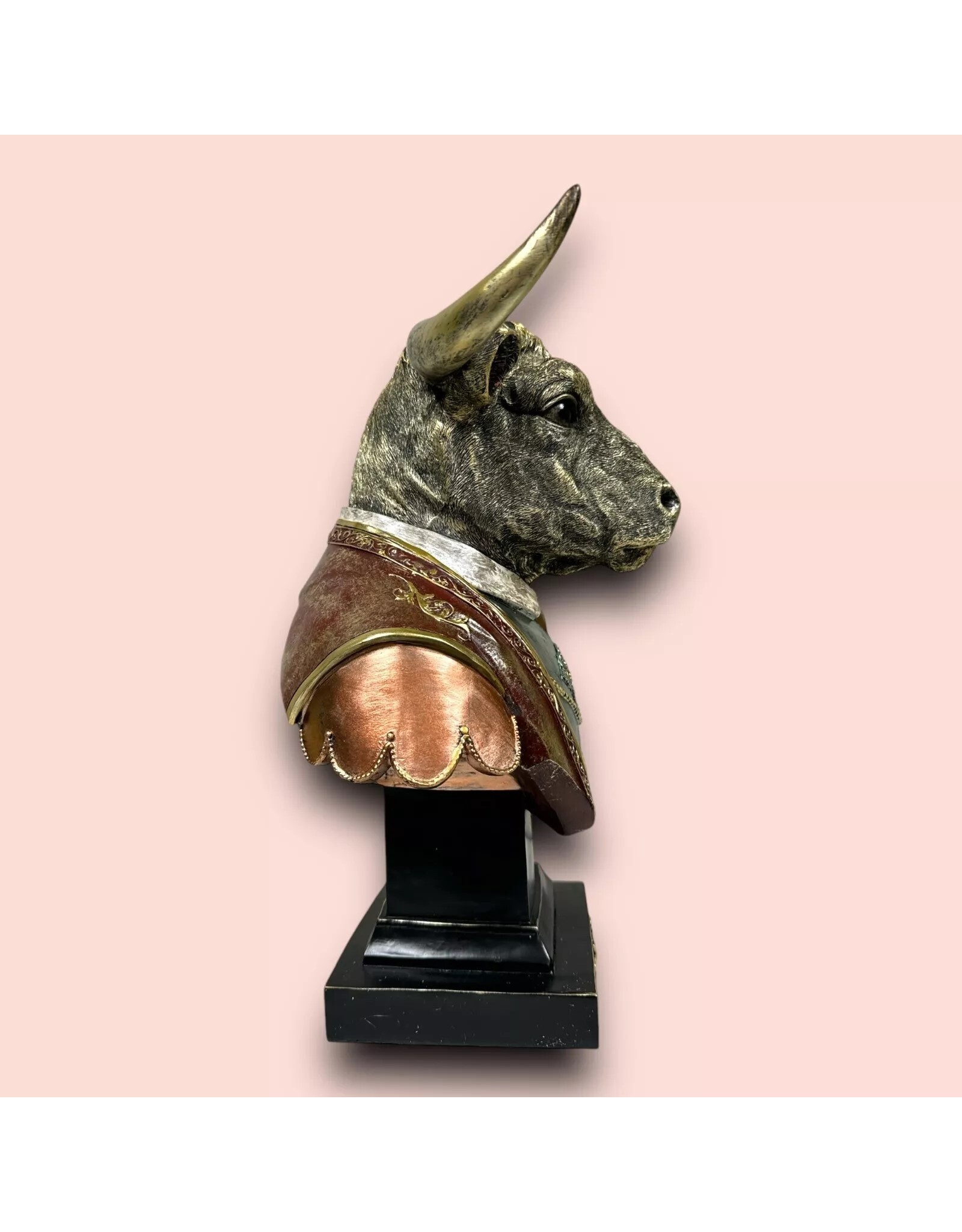 JB Giftware & Lifestyle - Stier gekleed als een Gentleman Buste 34,8cm