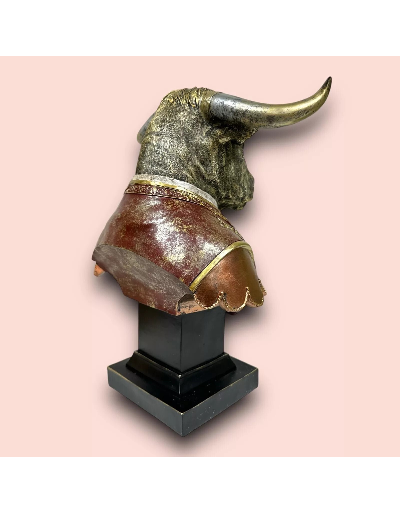 JB Giftware & Lifestyle - Stier gekleed als een Gentleman Buste 34,8cm