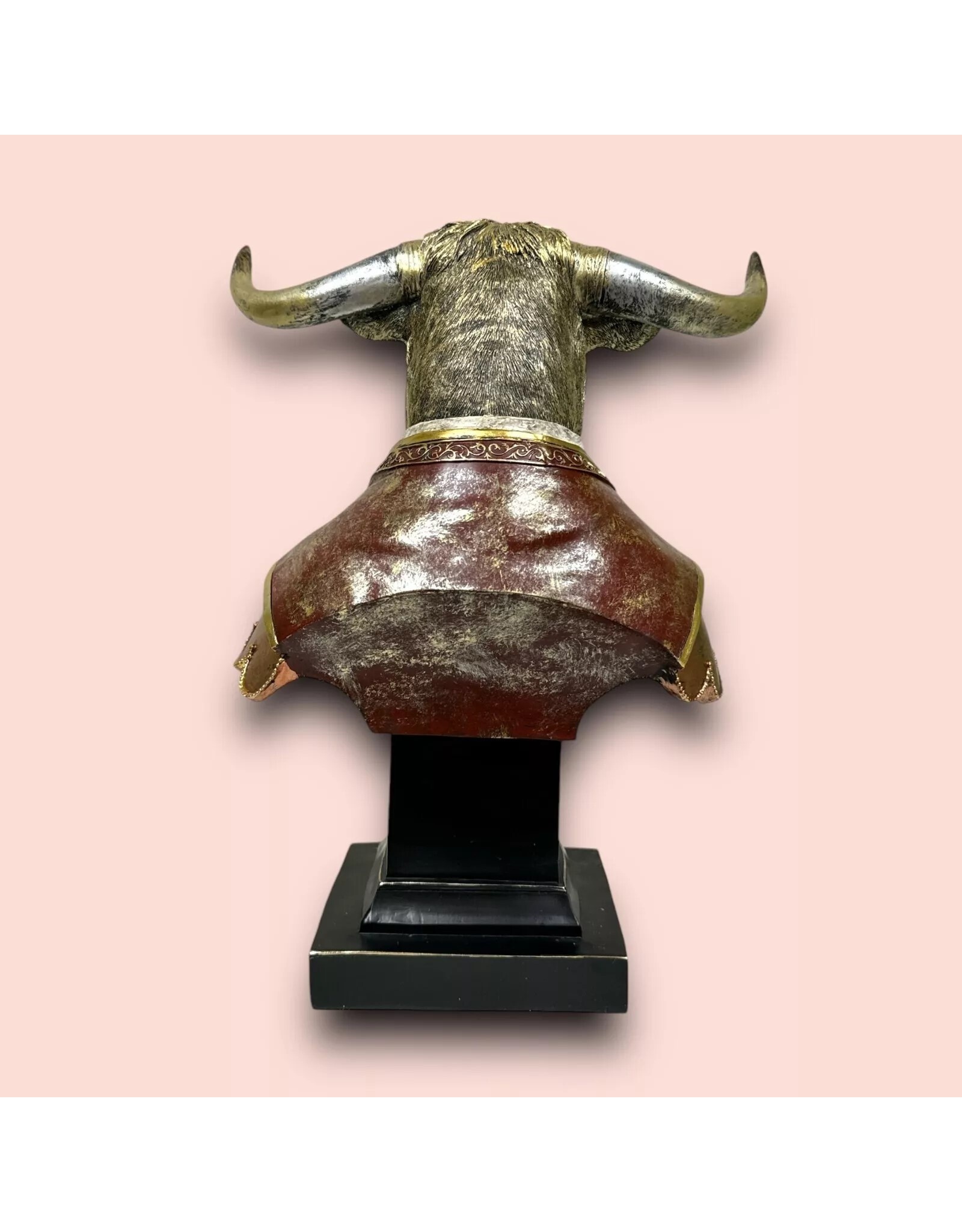 JB Giftware & Lifestyle - Stier gekleed als een Gentleman Buste 34,8cm