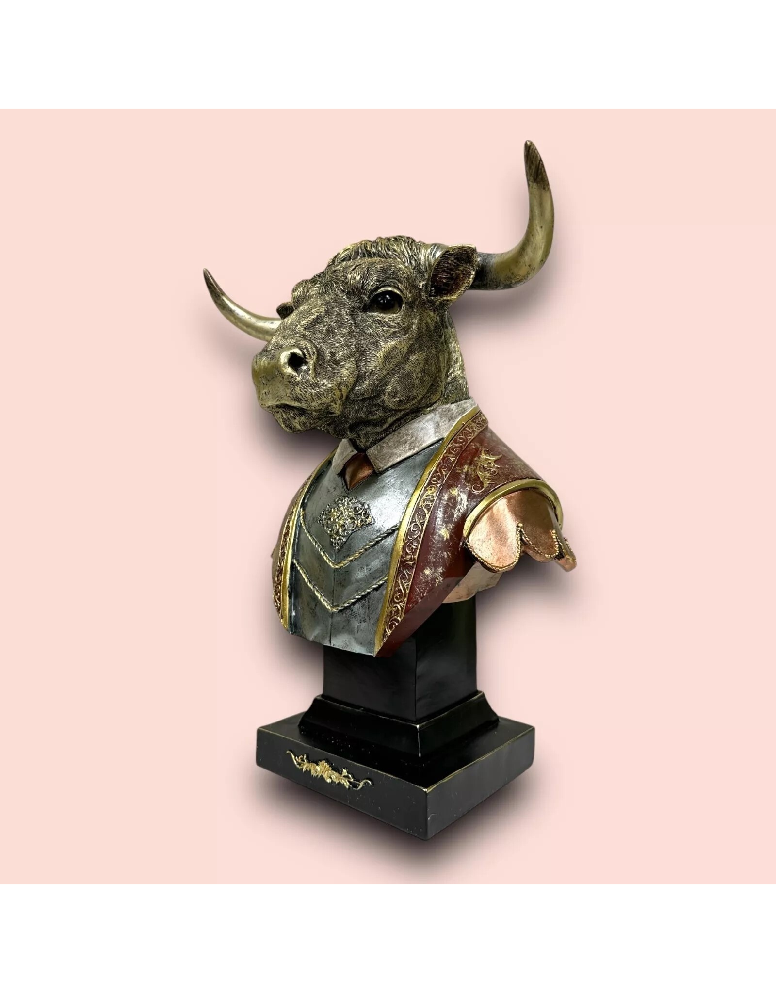 JB Giftware & Lifestyle - Stier gekleed als een Gentleman Buste 34,8cm