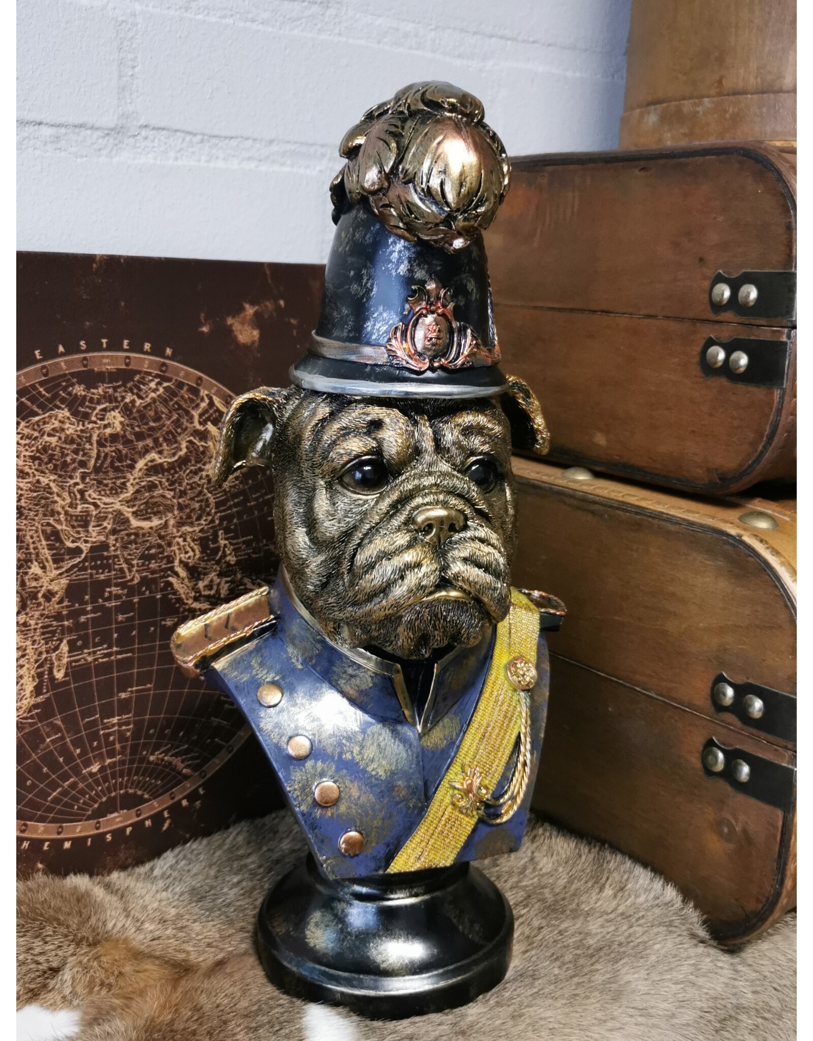 JB Giftware & Lifestyle - Bulldog gekleed als Bobby Buste 33,6cm