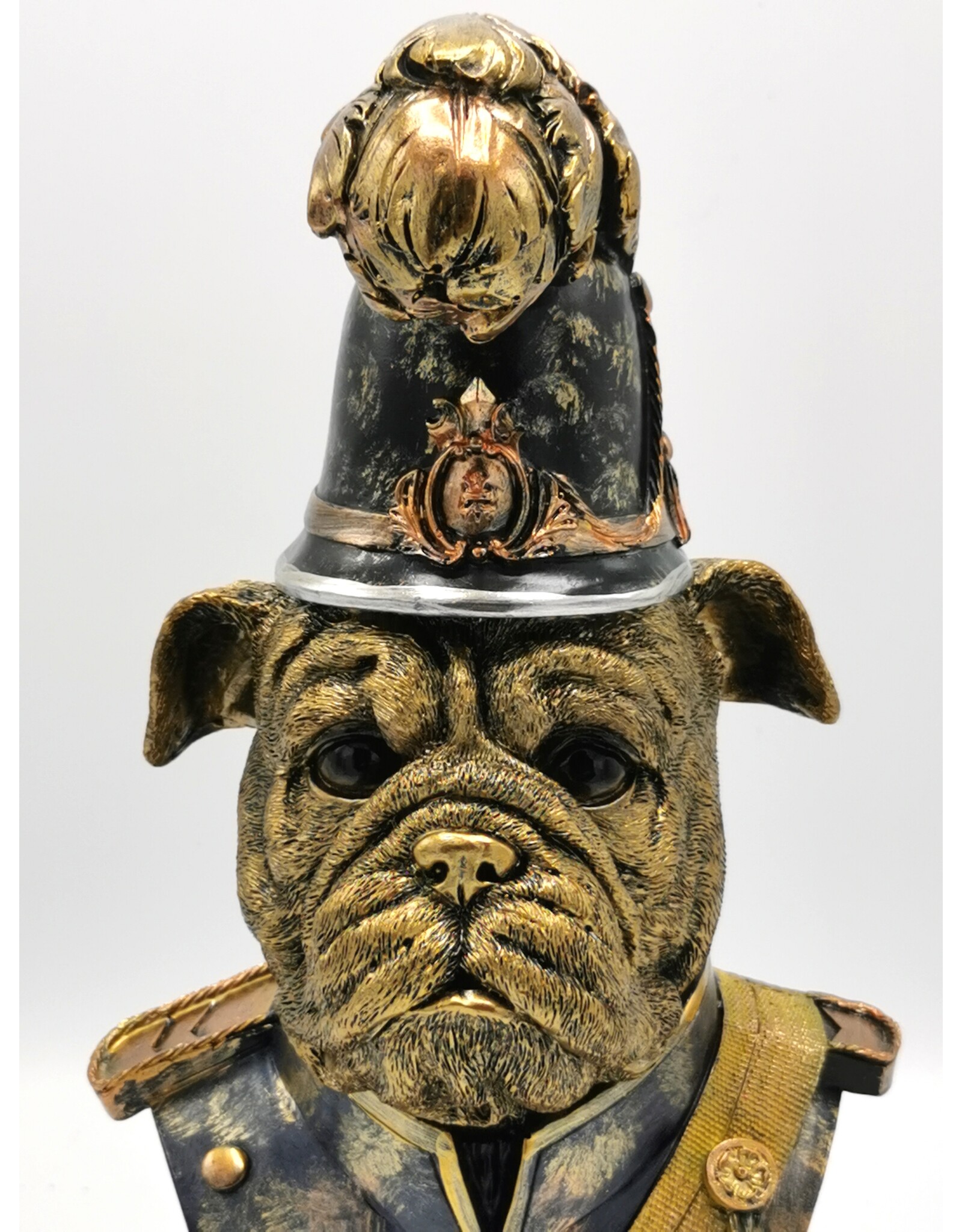 JB Giftware & Lifestyle - Bulldog gekleed als Bobby Buste 33,6cm