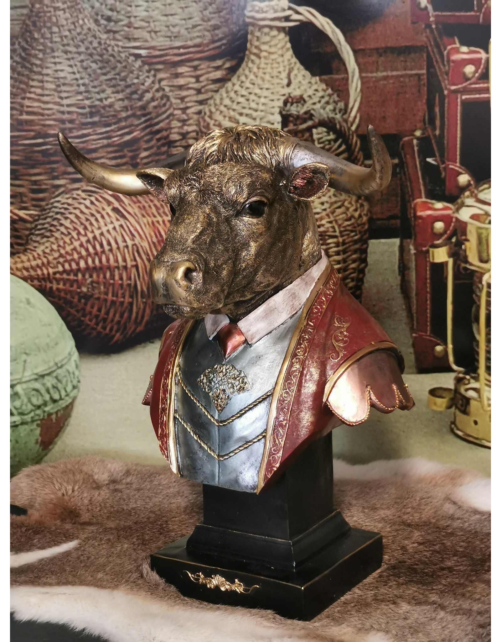 JB Giftware & Lifestyle - Stier gekleed als een Gentleman Buste 34,8cm
