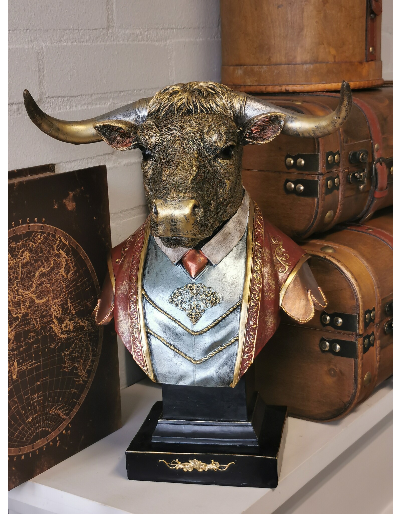 JB Giftware & Lifestyle - Stier gekleed als een Gentleman Buste 34,8cm