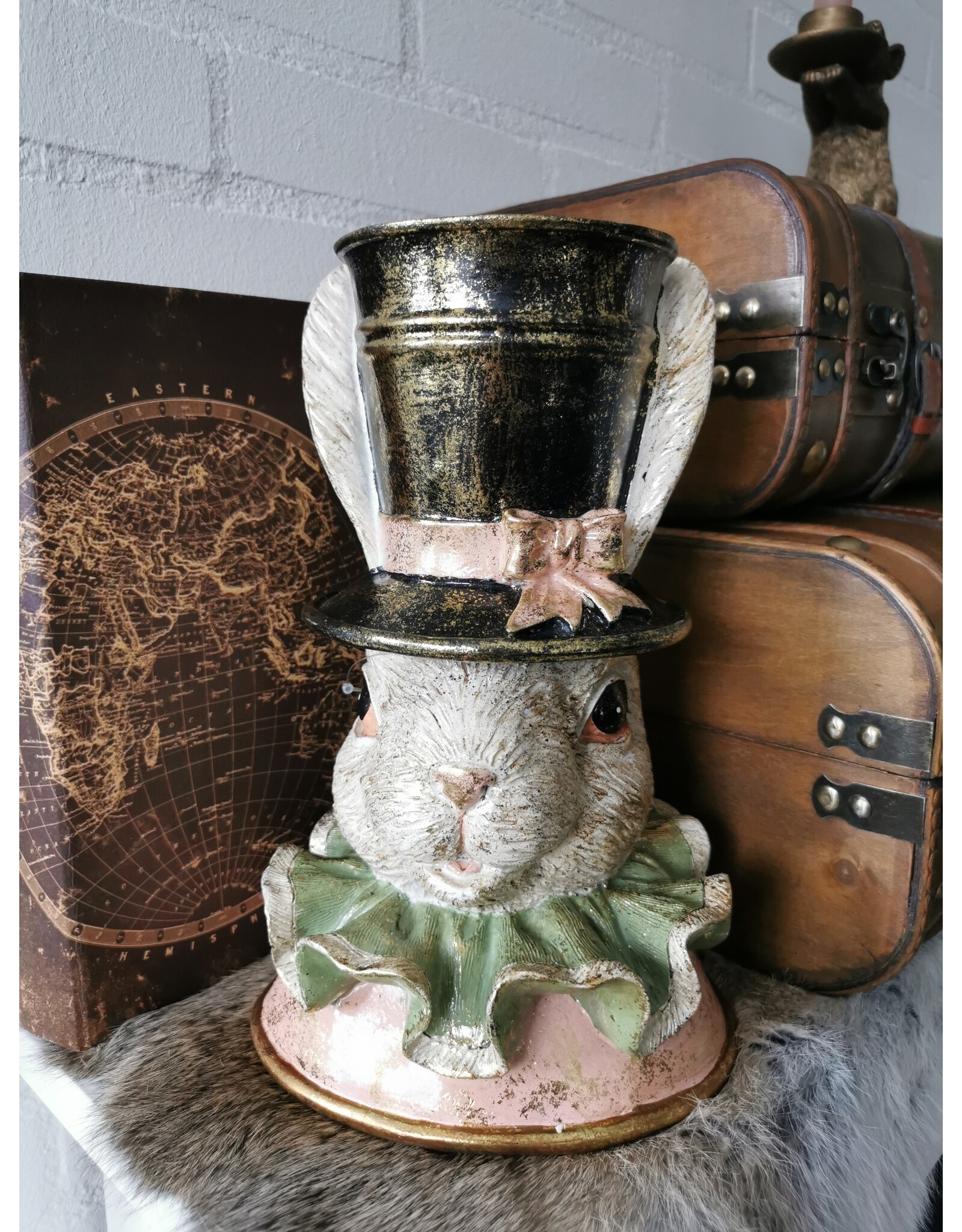C&E Giftware Beelden Collectables - Decoratief Beeld Konijn met Hoge Hoed en Plooikraag