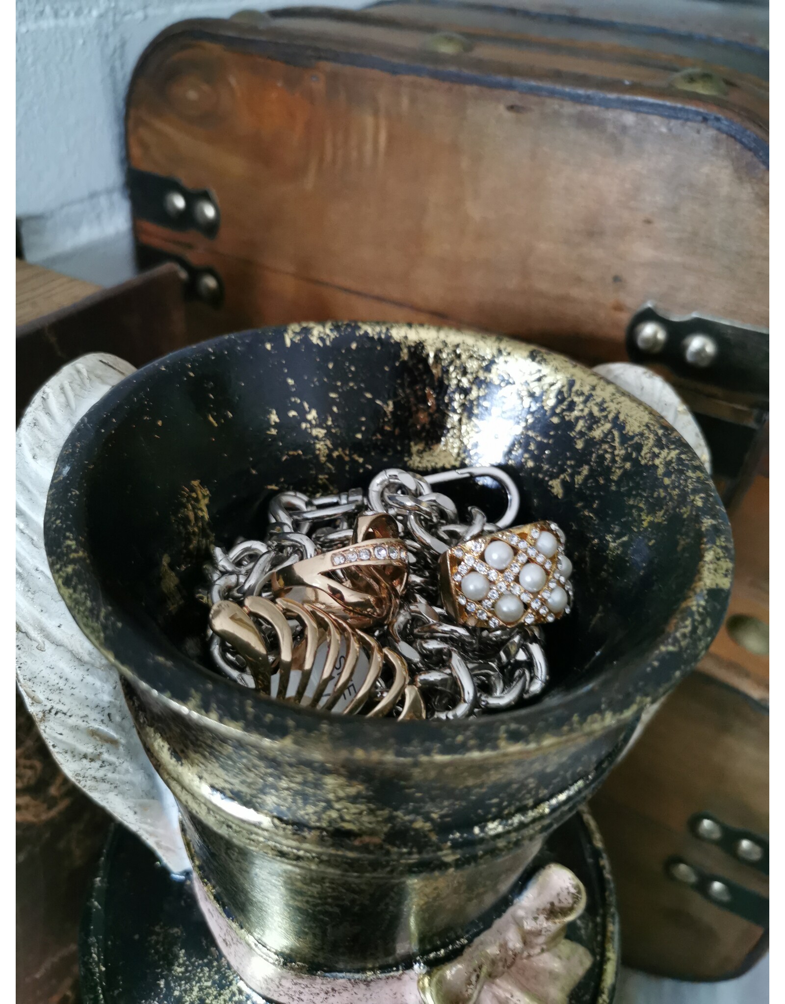 C&E Giftware Figurines Collectables -  Decorative Statue Rabbit with High Hat and Pleated Collar