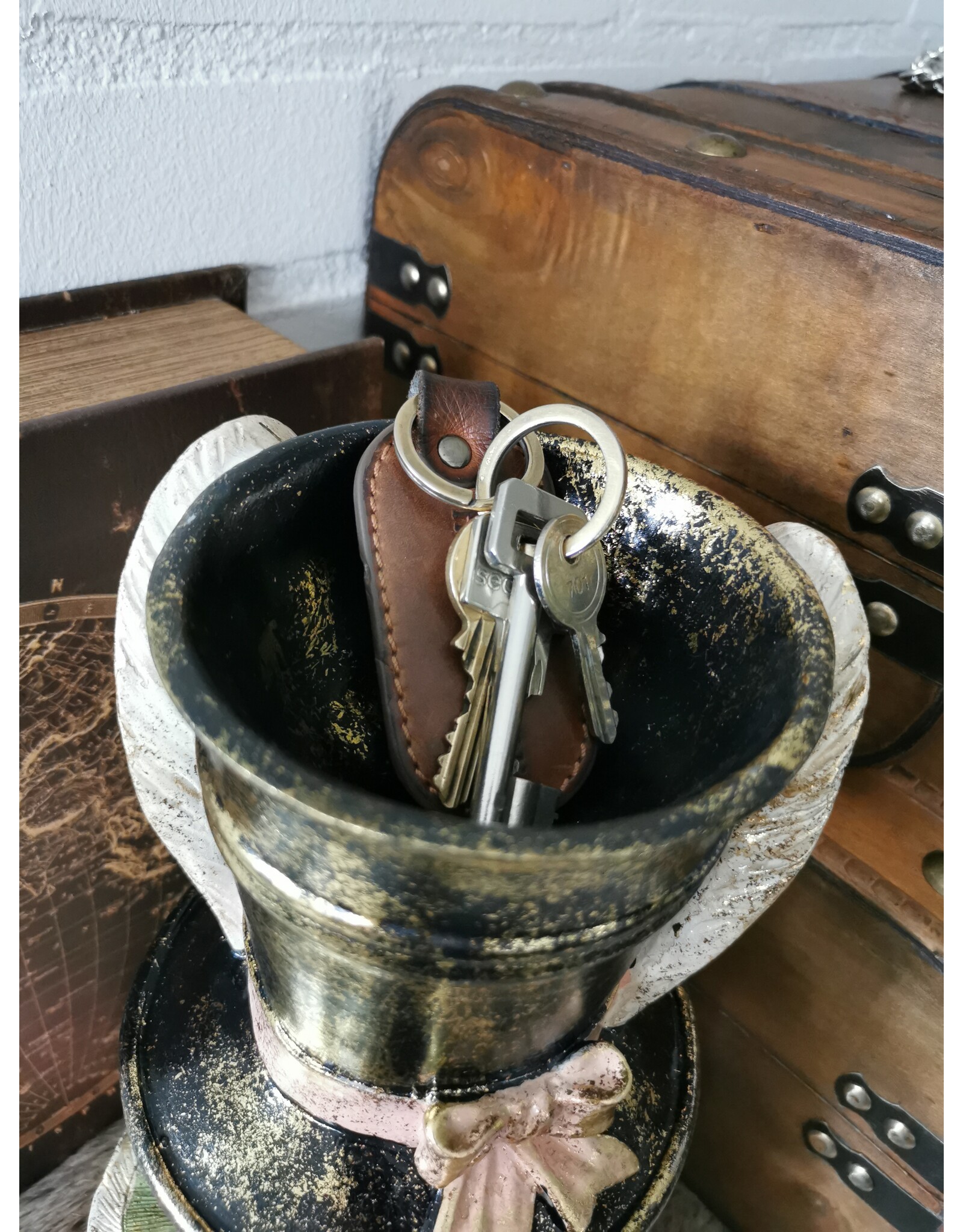 C&E Giftware Beelden Collectables - Decoratief Beeld Konijn met Hoge Hoed en Plooikraag