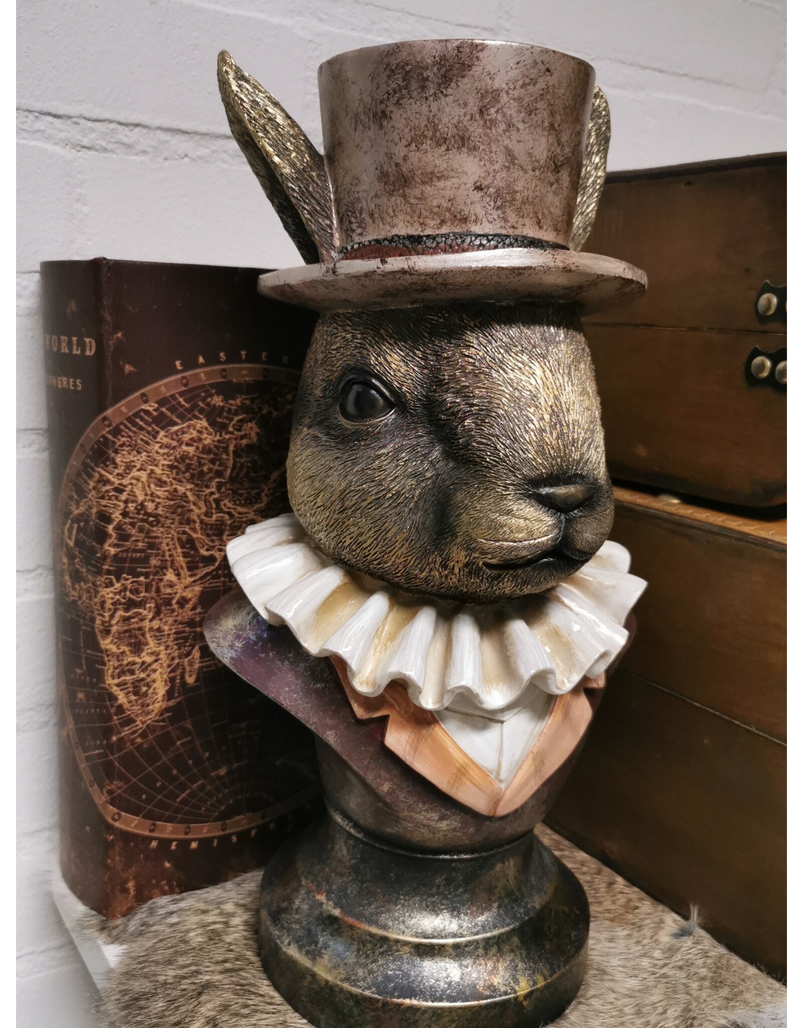 C&E Giftware Beelden Collectables - Konijn met Hoge Hoed en Plooikraag Buste 35cm