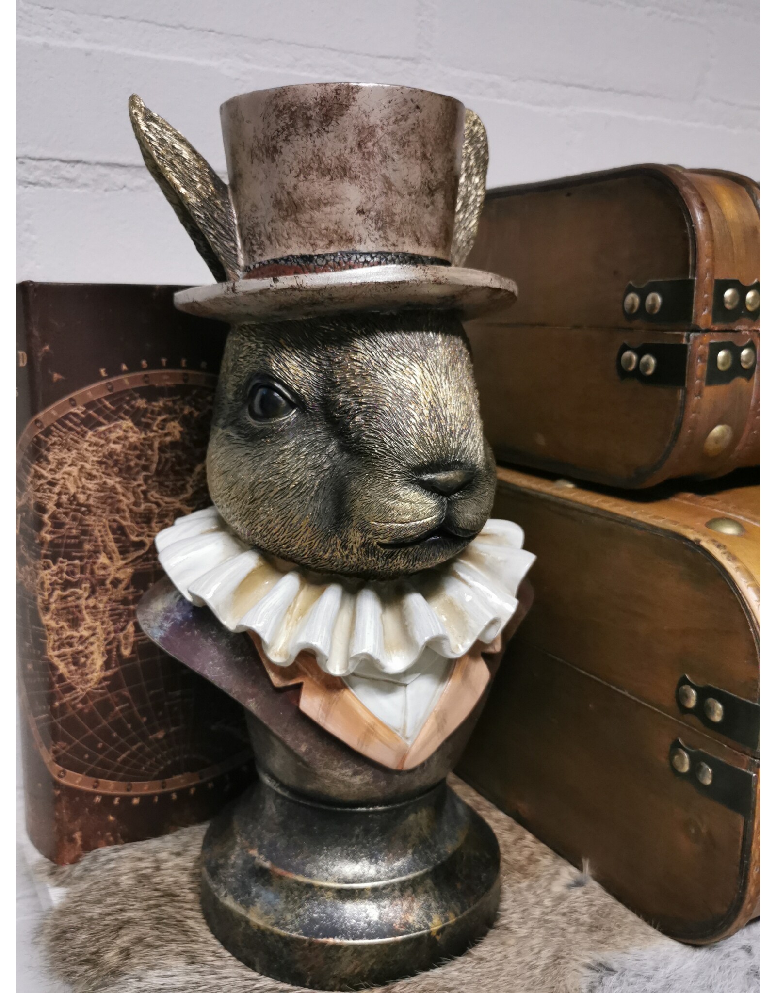 C&E Giftware Beelden Collectables - Konijn met Hoge Hoed en Plooikraag Buste 35cm