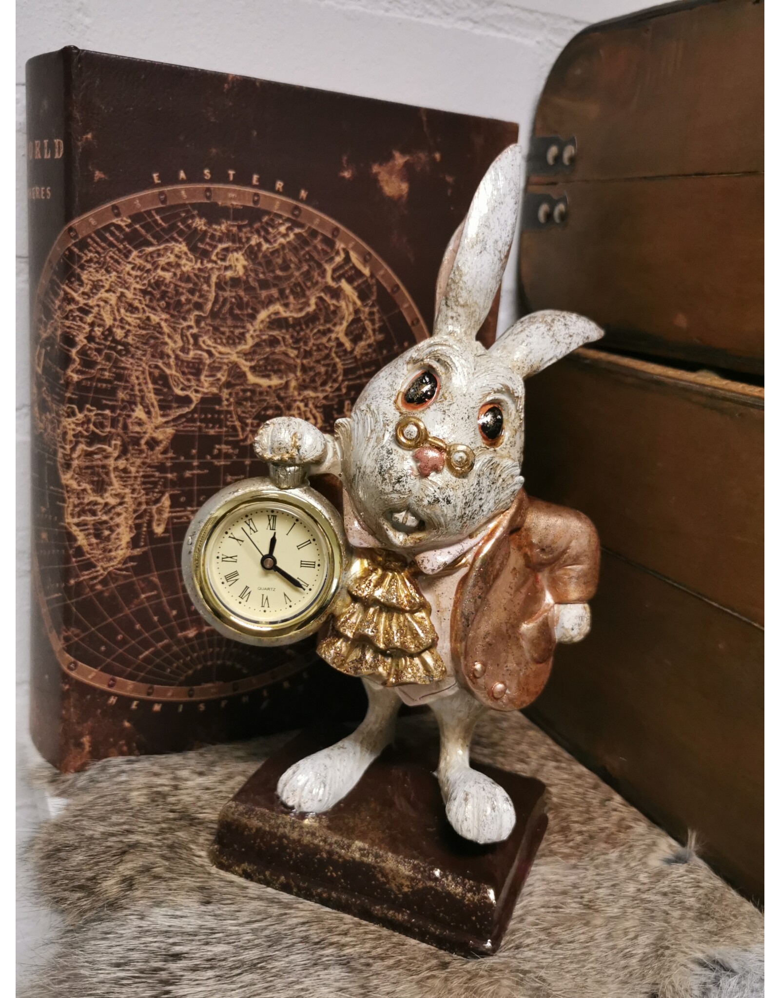 C&E Giftware Beelden Collectables - Konijn met Klok  beeldje 26cm