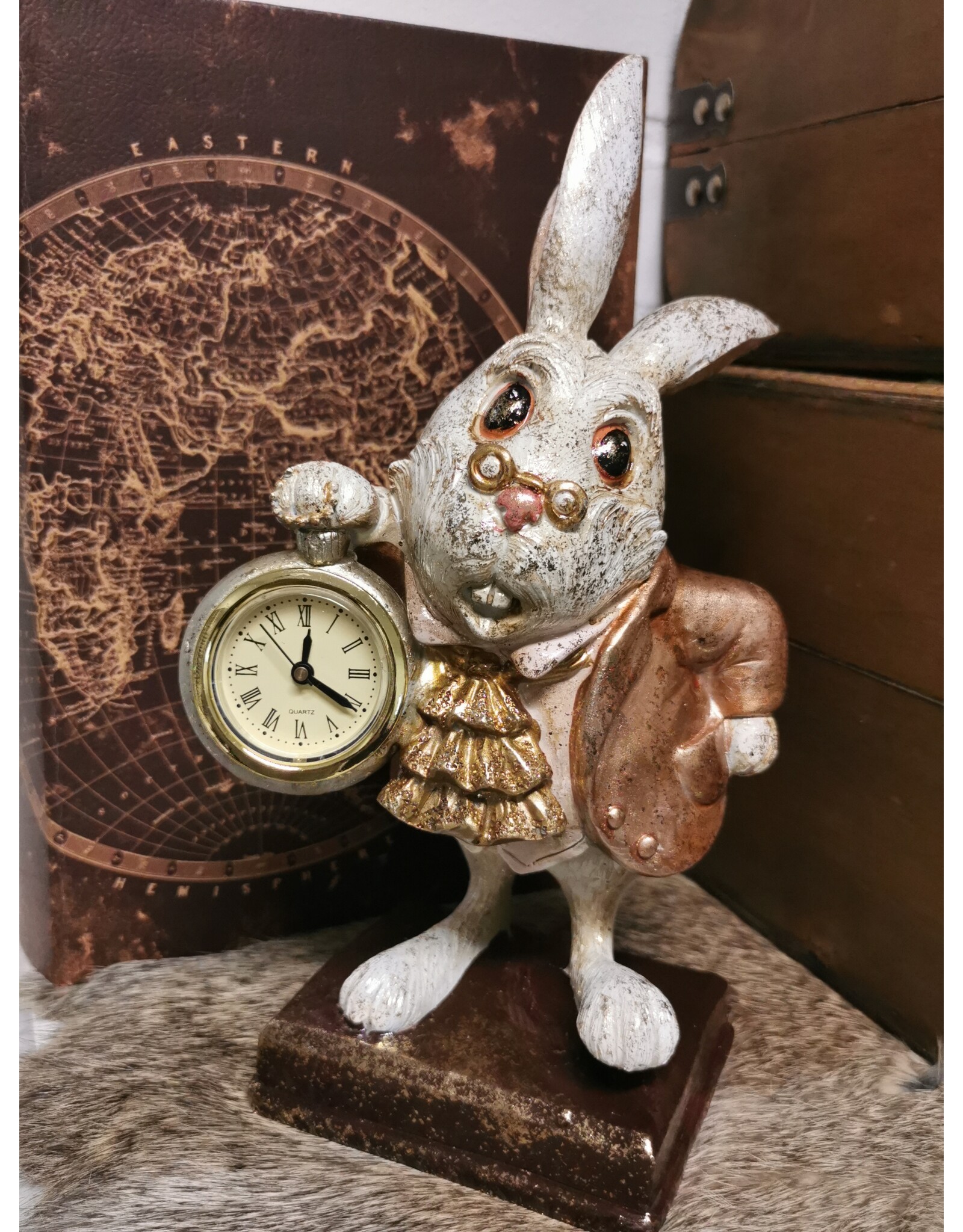 C&E Giftware Beelden Collectables - Konijn met Klok  beeldje 26cm