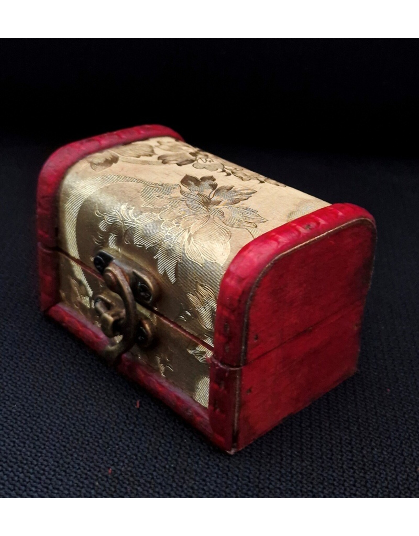 AWG Miscellaneous - Houten Koloniale Kistjes Antiek reliëf set van 2