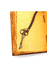 JM Handicrafts Miscellaneous - Leren Dagboek Bloemenrelief en Sleutel Vintage Tan