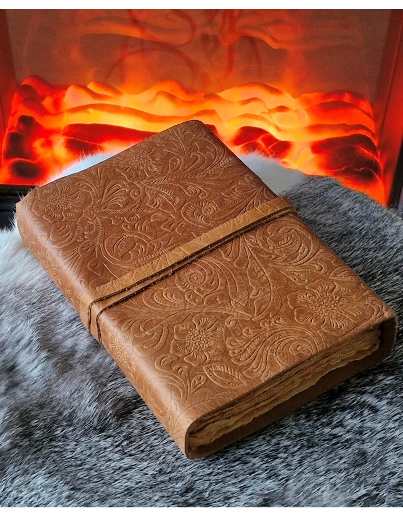 JM Handicrafts Miscellaneous - Leren Dagboek Bloemenrelief en Sleutel Vintage Tan