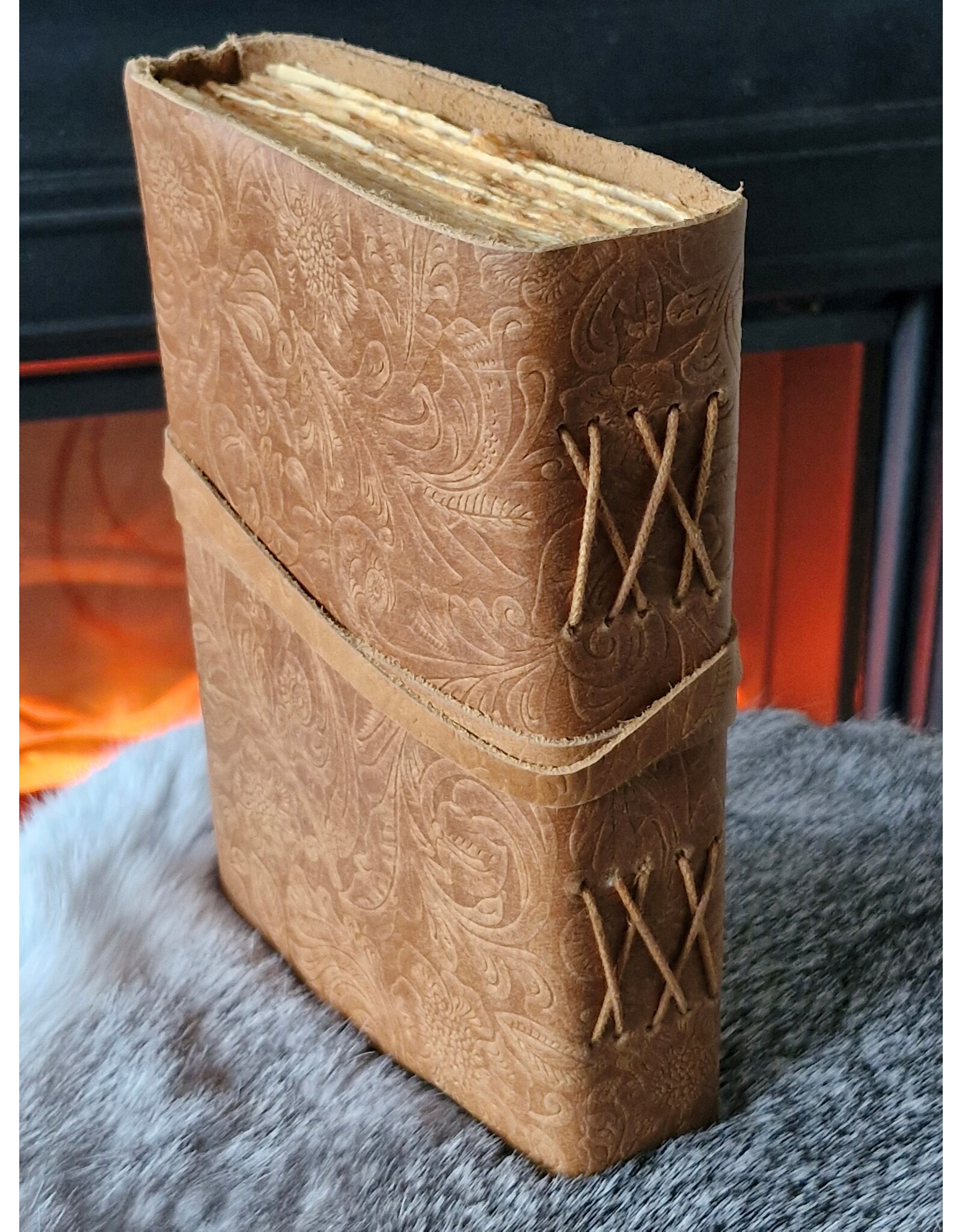 JM Handicrafts Miscellaneous - Leren Dagboek Bloemenrelief en Sleutel Vintage Tan