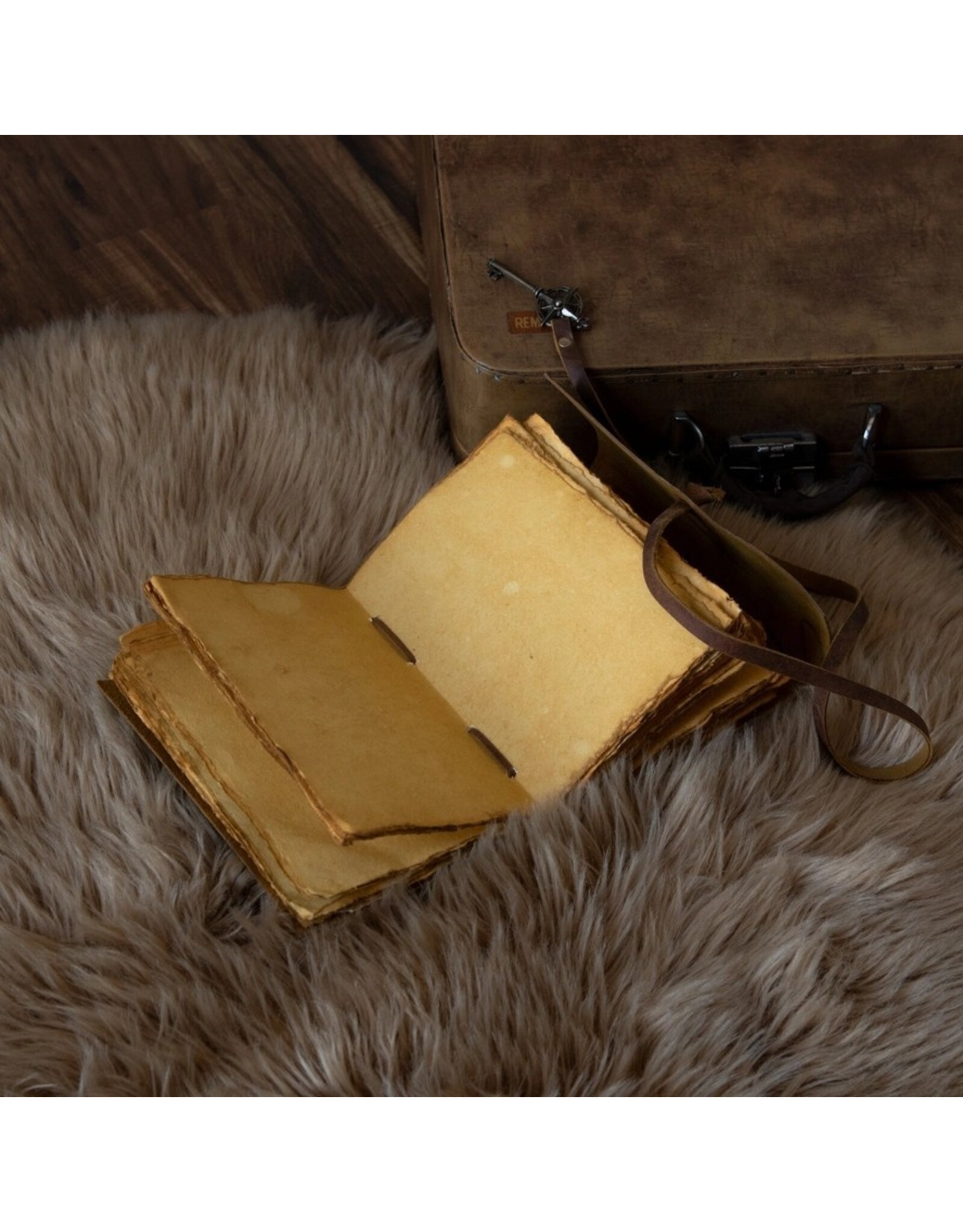 RK Handicrafts Miscellaneous - Leren Deckle-edge Notitieboek met Windroos Sleutel 18x13cm