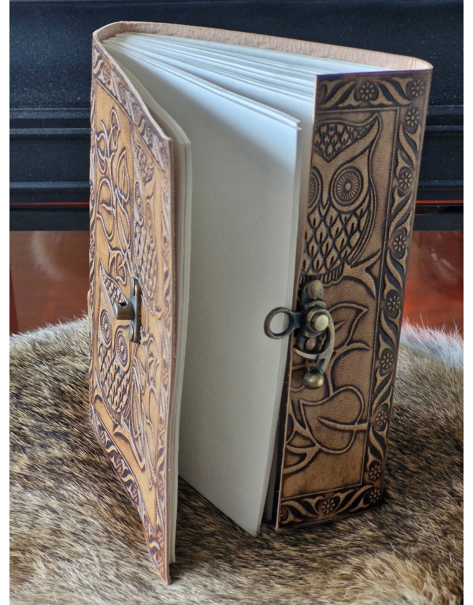 RK Handicrafts Miscellaneous - Leren Dagboek met Twee Reliëf Uilen