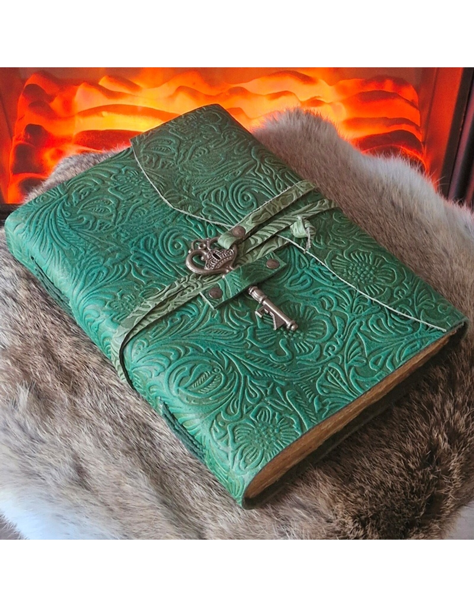 JM Handicrafts Miscellaneous - Groen Leren Dagboek Bloemenrelief en Sleutel Handgemaakt Vintage