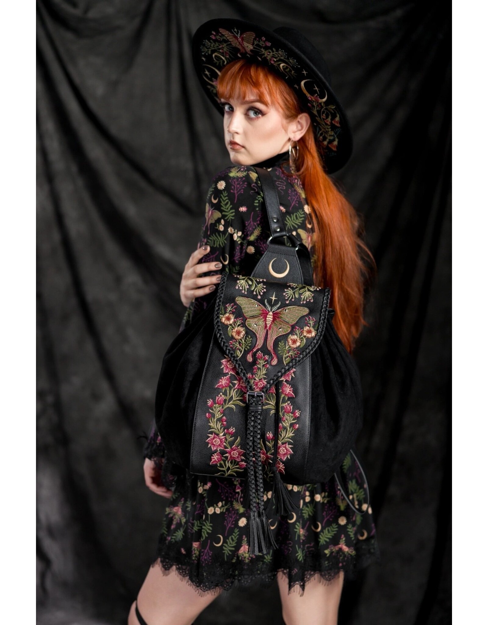 Restyle Fantasy tassen en portemonnees - Wilderwood Rugzak met Nachtvlinder en Wilde Bloemen