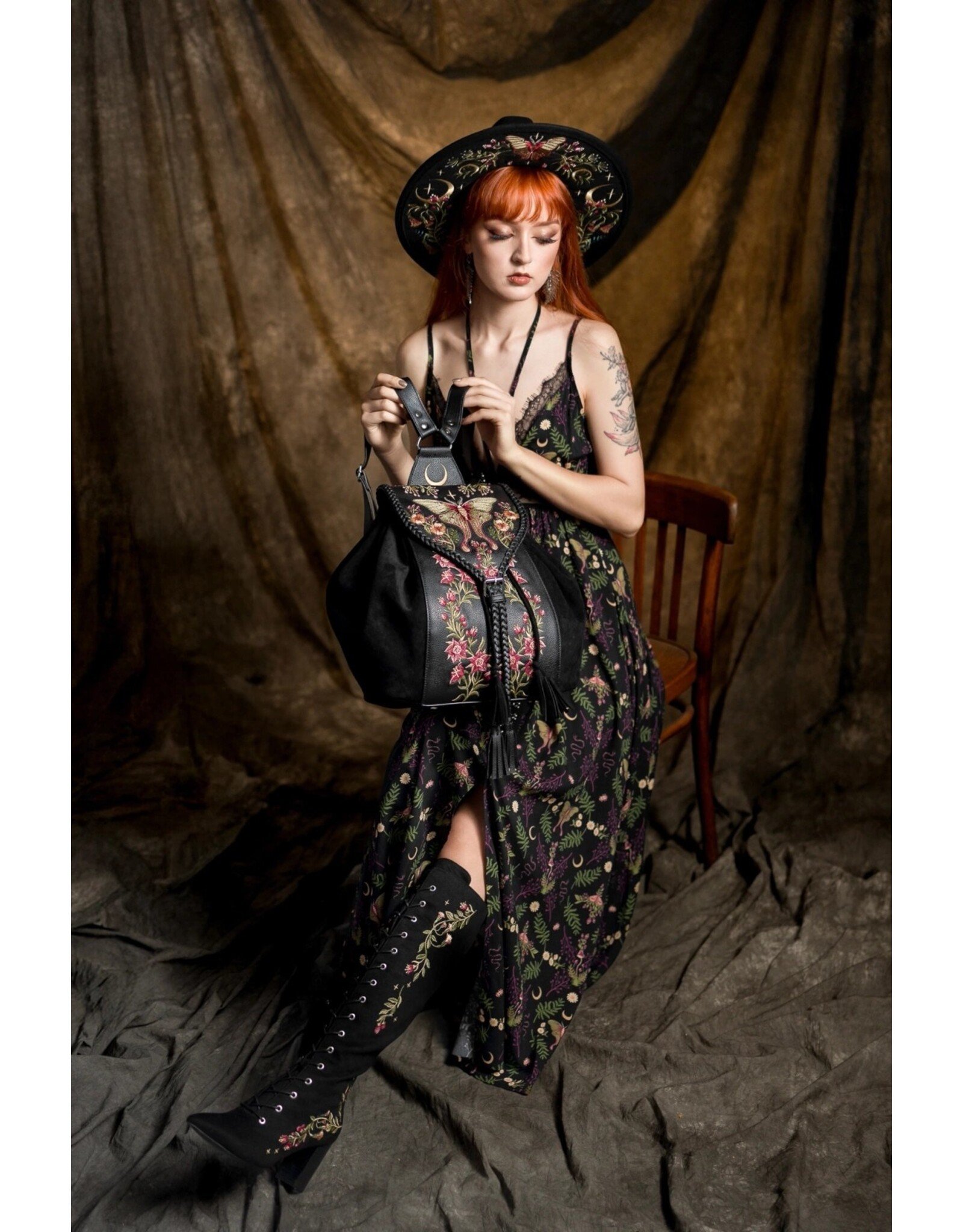 Restyle Fantasy tassen en portemonnees - Wilderwood Rugzak met Nachtvlinder en Wilde Bloemen