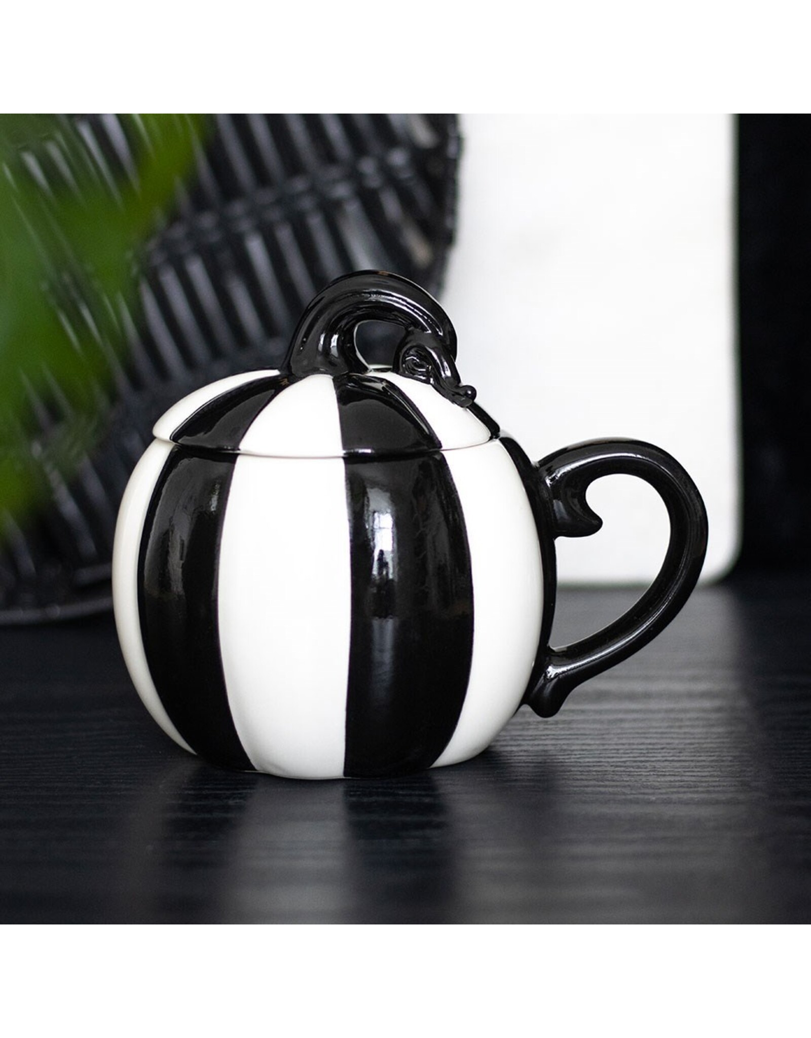 SDW Giftware & Lifestyle -  Pompoen Mok met Deksel - Zwart-wit Gestreept