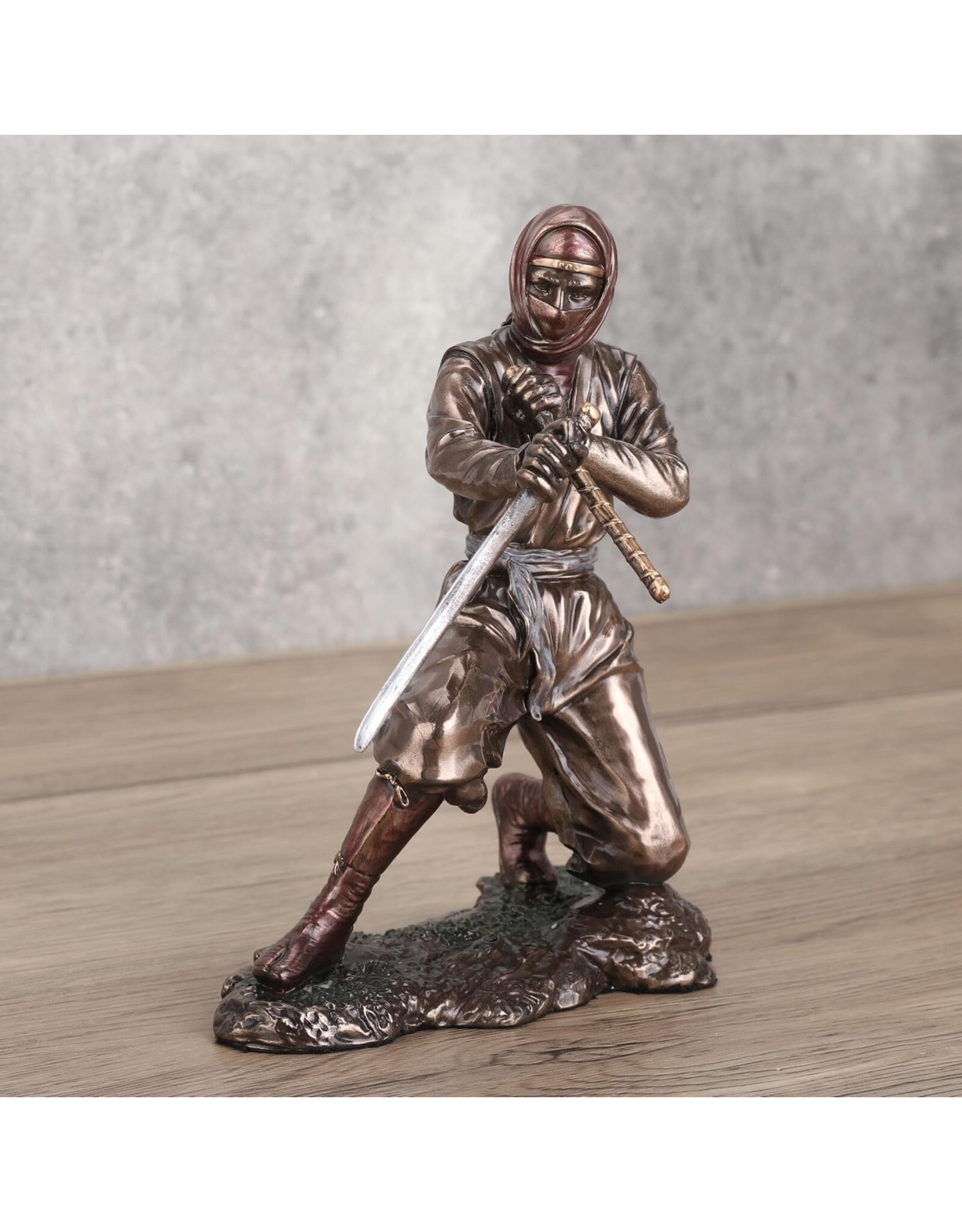 Veronese Design Giftware & Lifestyle -   Ninja met Zwaard en Schede in Vechthouding