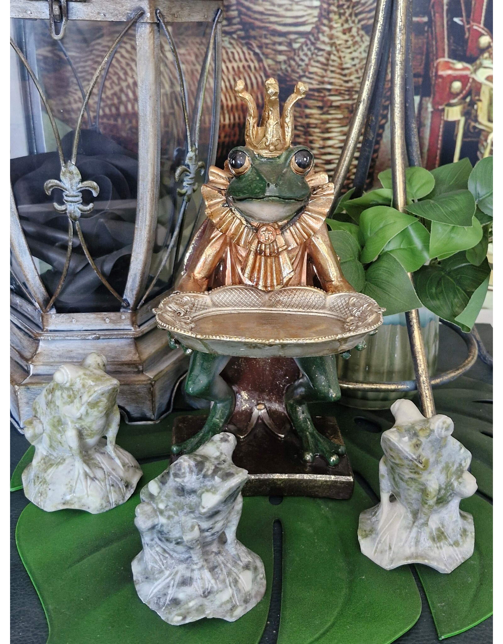 C&E Giftware Beelden Collectables  - Kikkerkoning met dienblad beeld 28cm