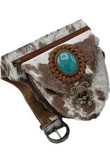 Trukado Leren Festivaltasjes, heuptassen en riemtassen - Koeienhuid heuptas met turquoise steen Ibiza Stijl