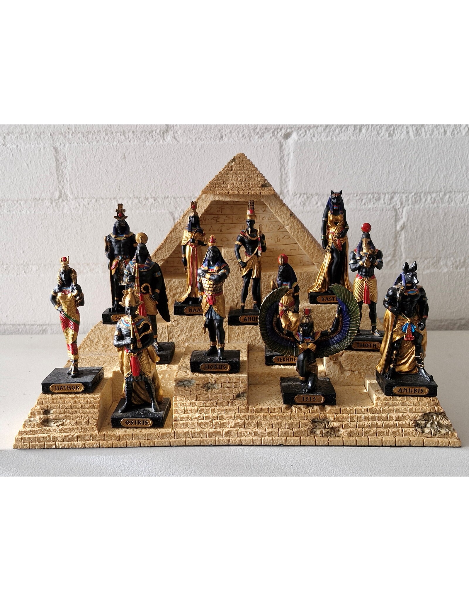 Veronese Design Giftware & Lifestyle - Piramide Display met Twaalf Egyptische Goden