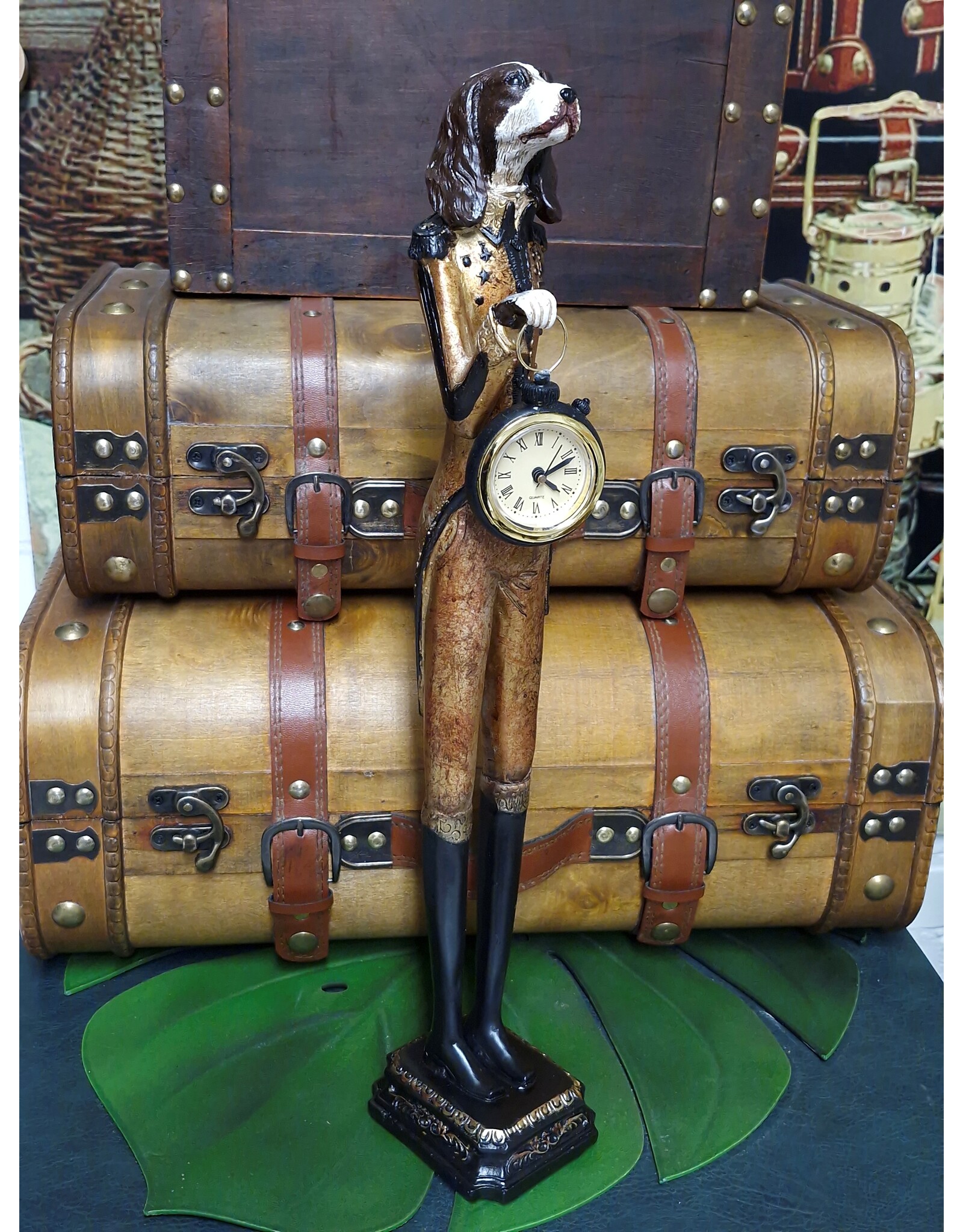 Trukado Giftware Beelden Collectables - Spaniël Hond Officier met echte klok - beeld 50cm