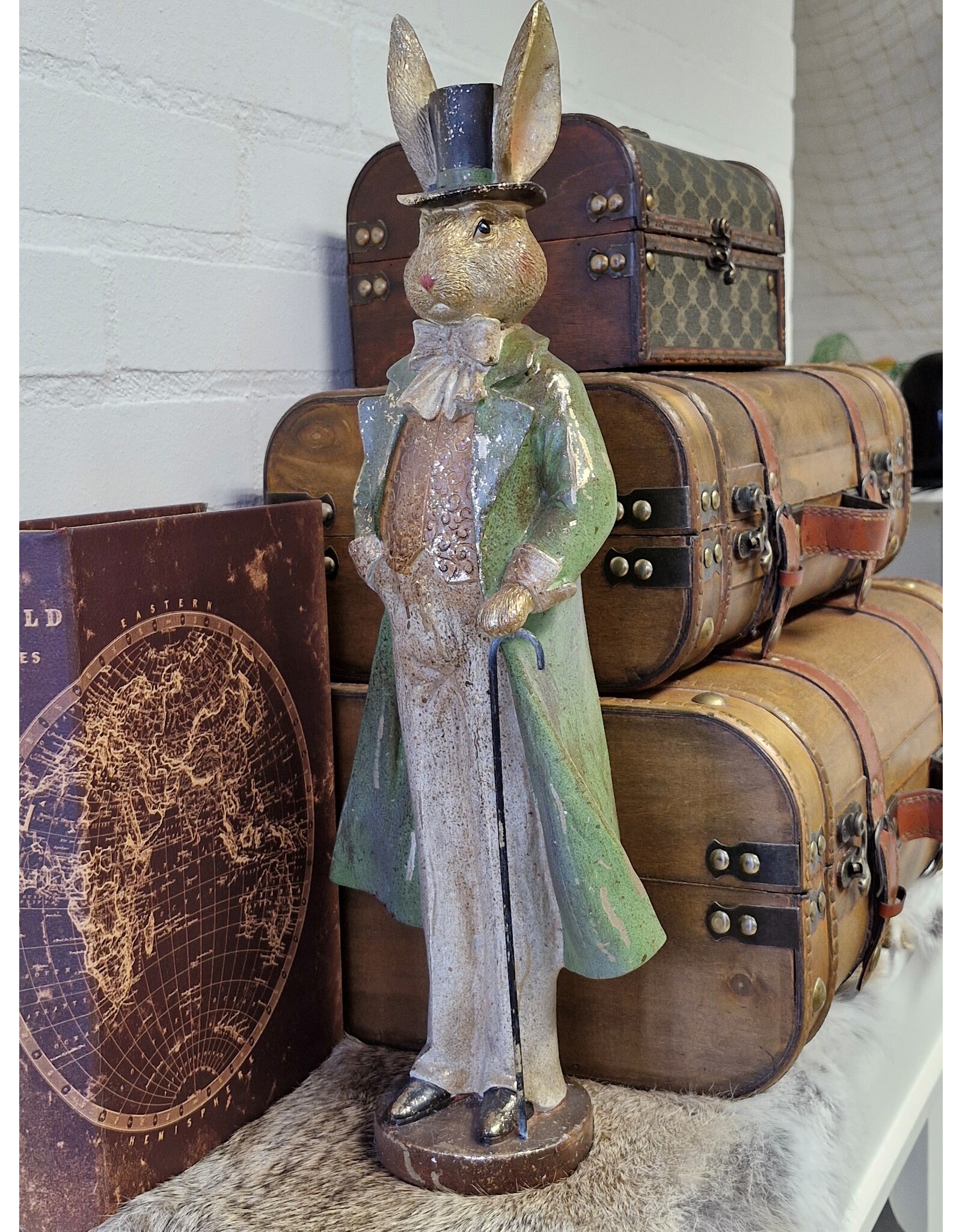 C&E Giftware Beelden Collectables - Konijn met Hoge Hoed en Lange Jas 48cm