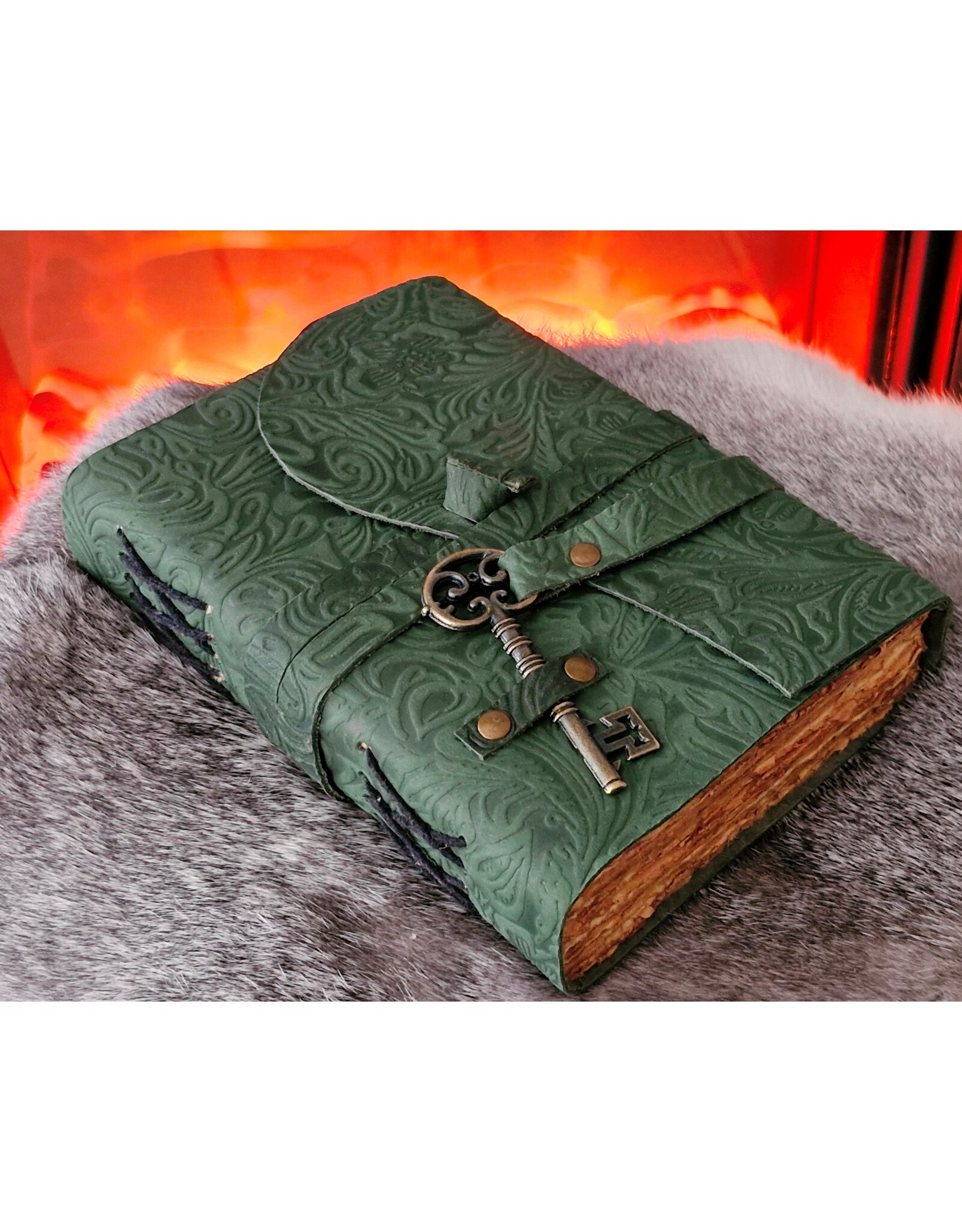 BB Miscellaneous - Groen Leren Dagboek Bloemenrelief en Sleutel Handgemaakt Vintage