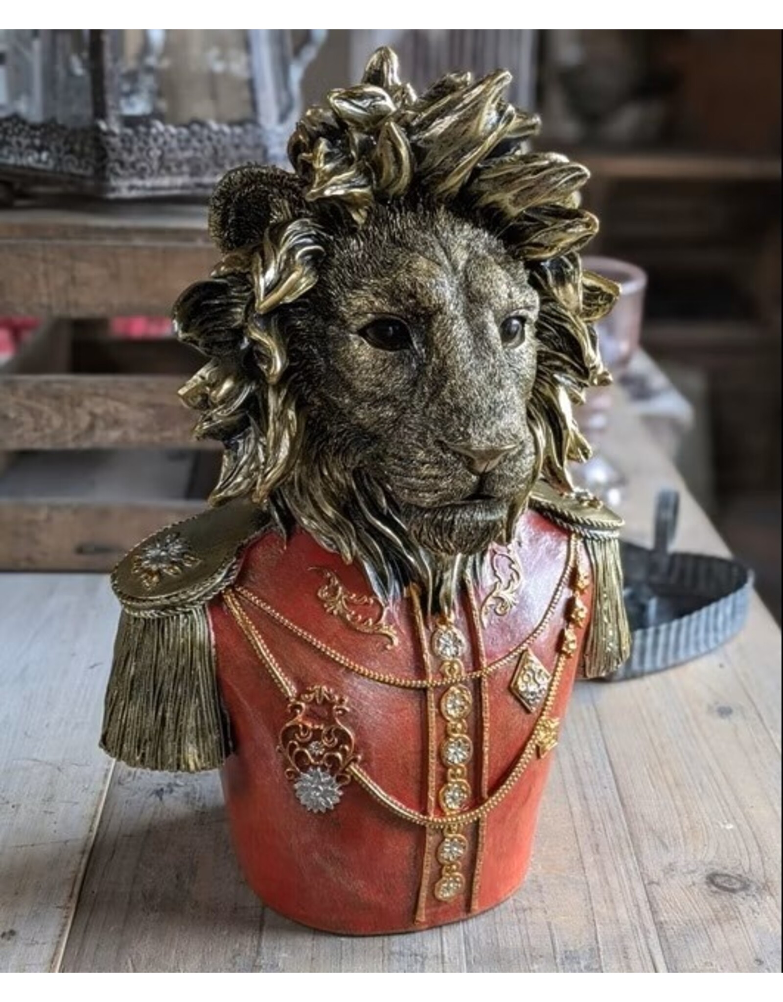 JB Giftware & Lifestyle - Leeuw Gekleed als Officier Buste 36,6