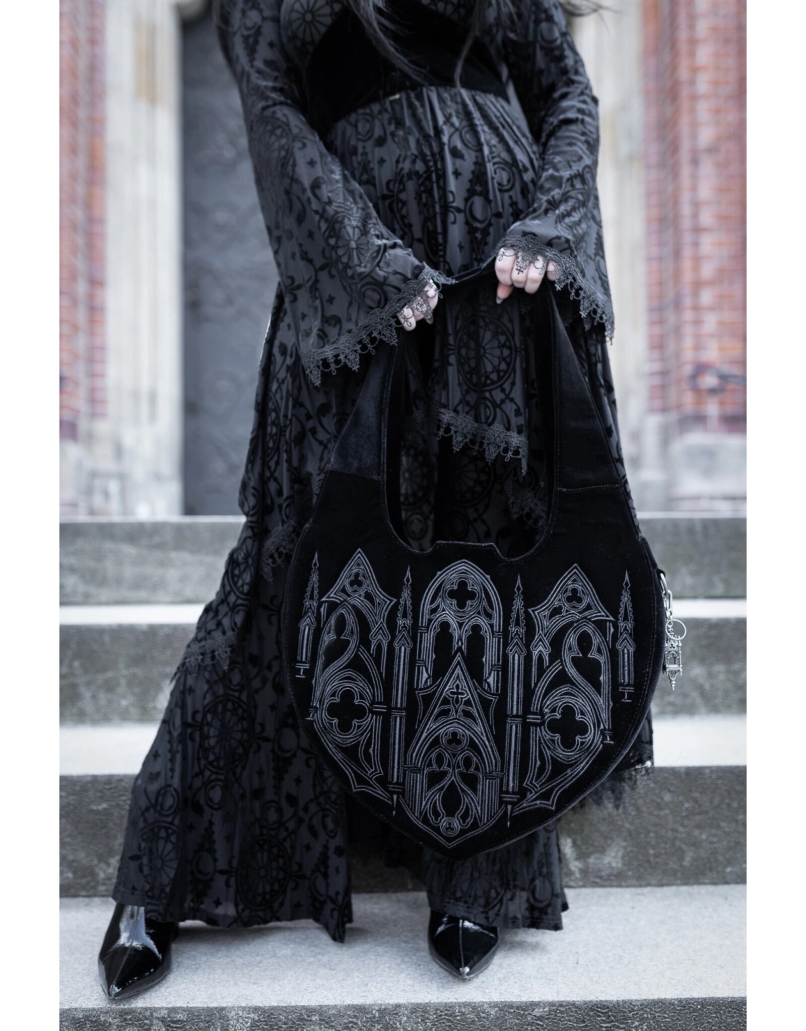 Restyle Fantasy tassen en portemonnees - Veloura Fluwelen Hobotas met Kathedraalborduursel