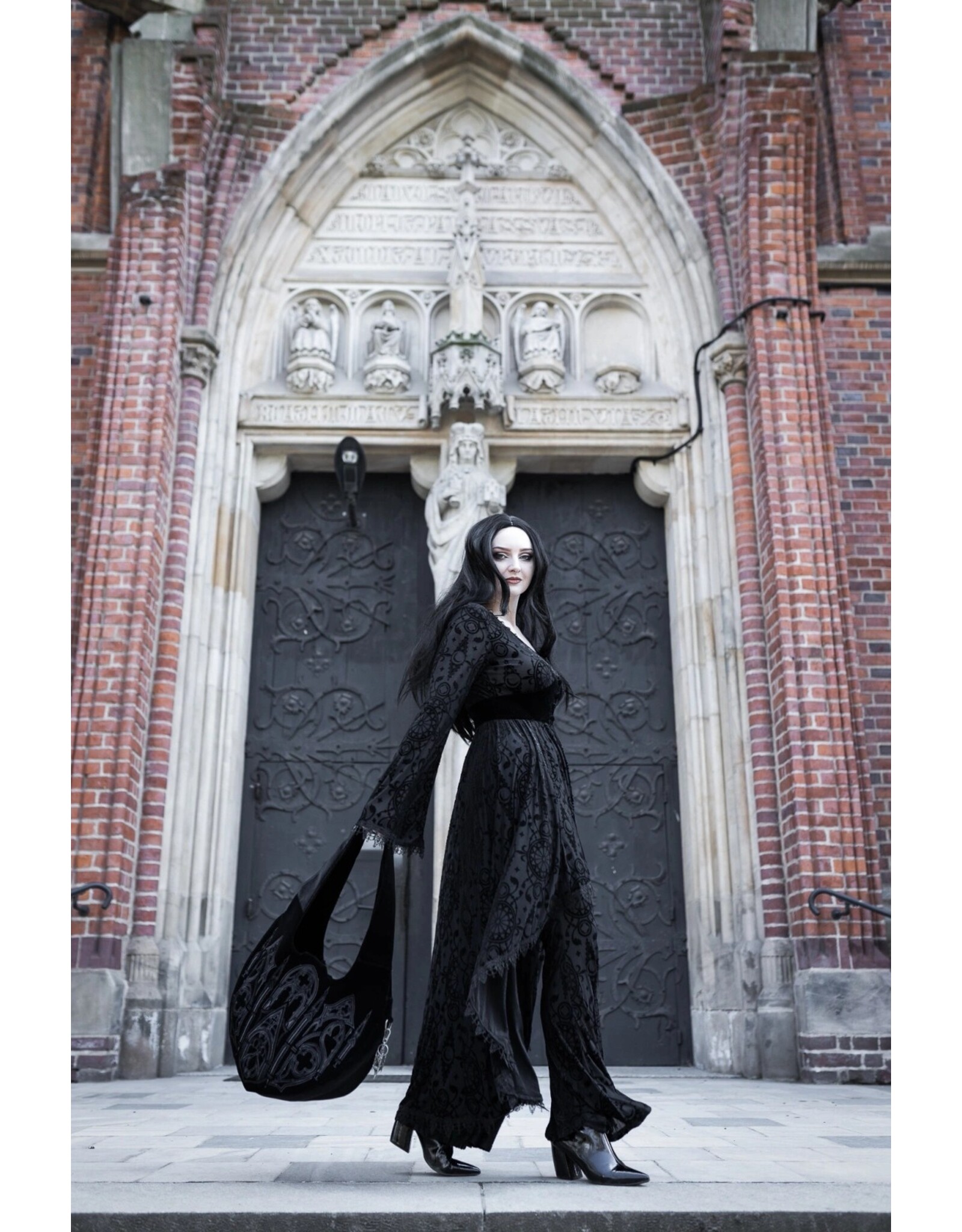 Restyle Fantasy tassen en portemonnees - Veloura Fluwelen Hobotas met Kathedraalborduursel