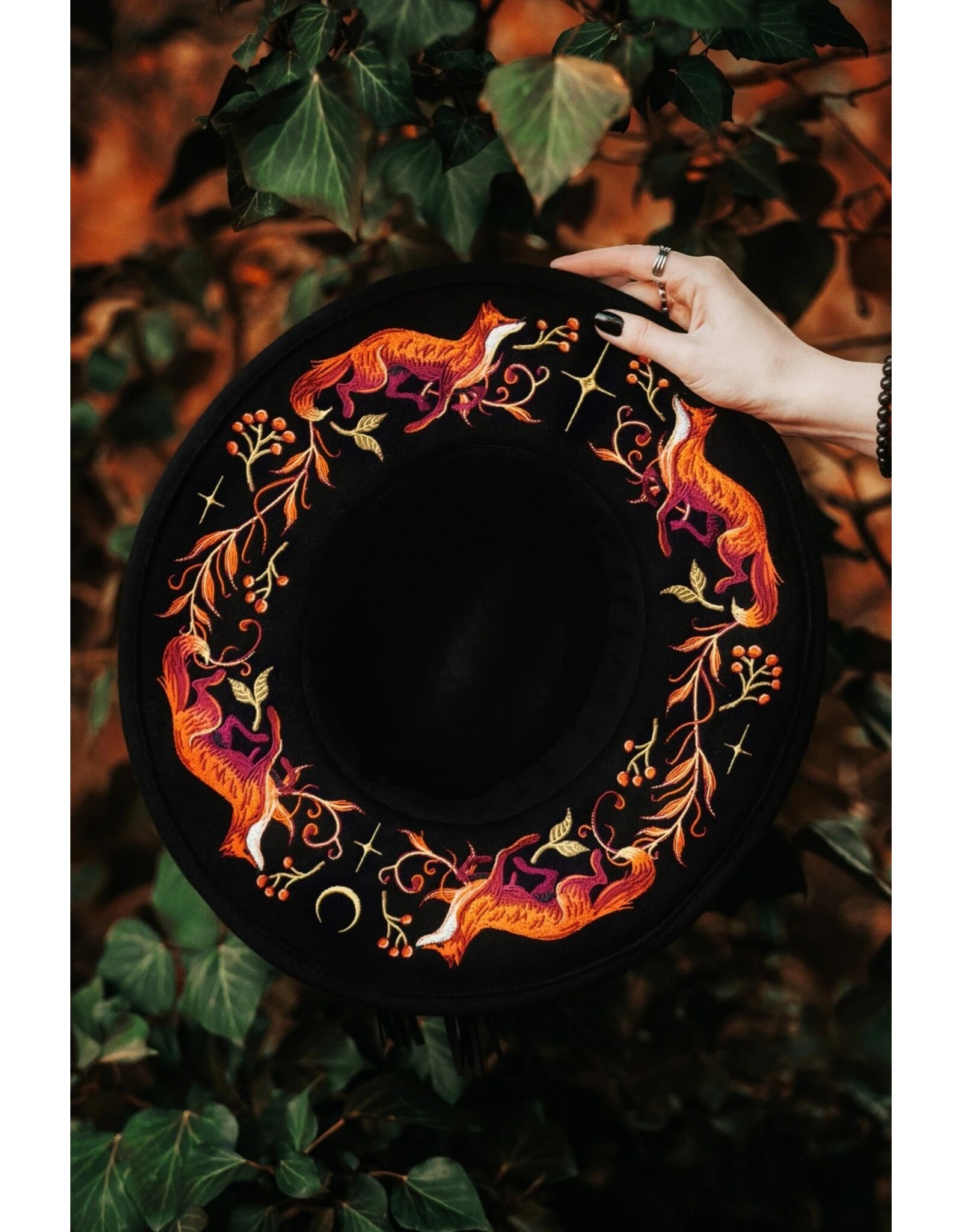Restyle Gothic en Steampunk accessoires - Embers Hoed met Borduursel van Vossen en Planten