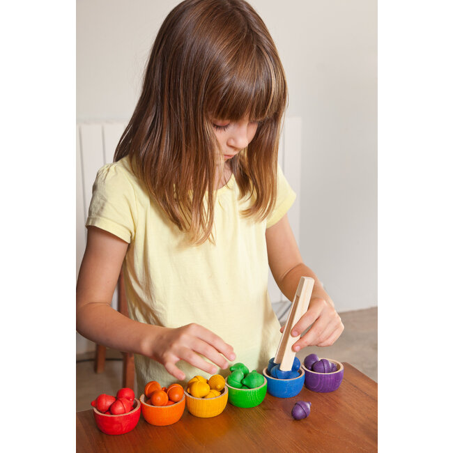 Grapat Set van 6 houten bakjes met eikeltjes en pincet