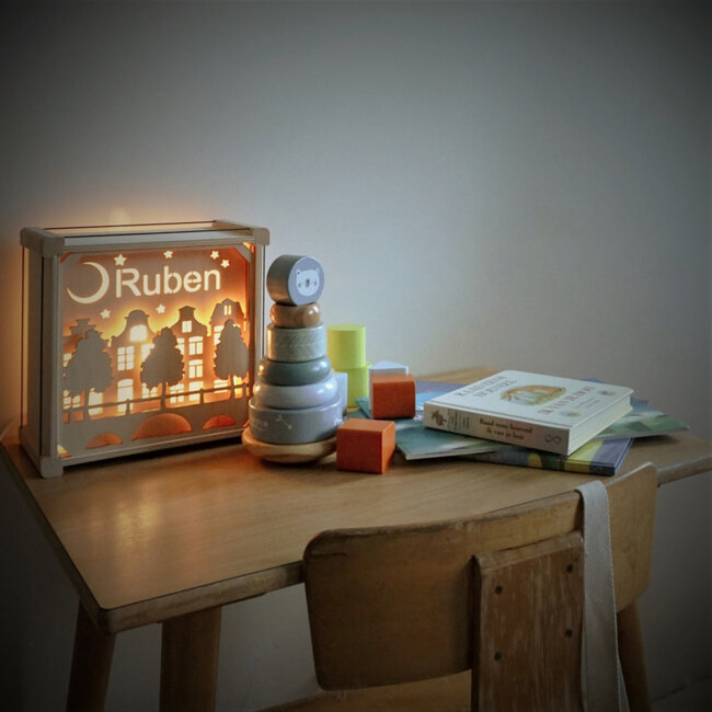 Houten lamp met eigen naam - Stil op Straat