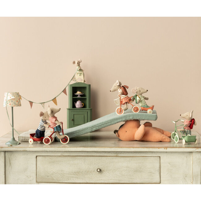 Maileg driewieler muis met tas - Koraal - grote zus