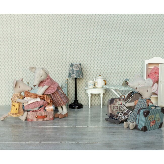 Maileg gebreide blouse en rok in koffer, oma muis