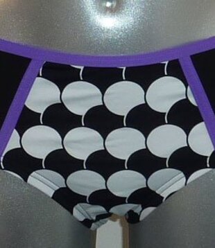 Beach Playa Grandi Shorty mt XL zwart print purple dots wit