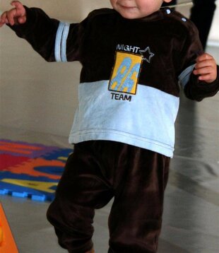 velours babypyjama night team kleur bruin