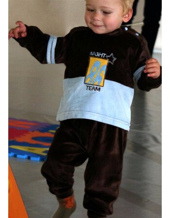 velours babypyjama night team kleur bruin