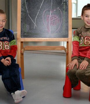 Josua velours baby pyjama kleur bruin mt 62 of 68