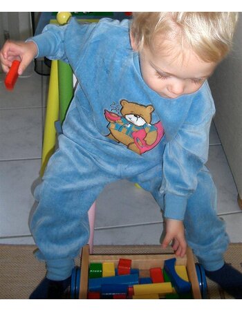 velours baby pyjama afbeelding Beer de kleur blauw mt 62