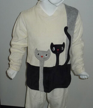 Leeza velours meisjes pyjama ivoor, zwart of grijs met poezen applicatie