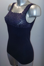 Nina von C Nina von C katoenen top met breed elastisch kant – hoogsluitend en geschikt voor prothese‑draagsters – nachtblauw, maten 38 t/m 50