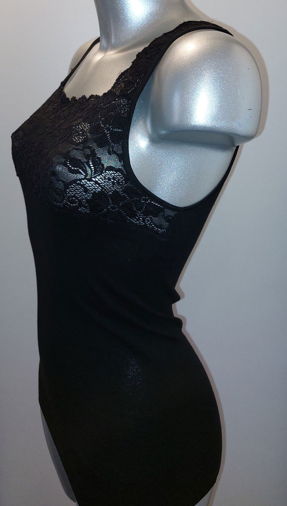 Nina von C katoenen top met breed elastisch kant – hoogsluitend en geschikt voor prothese‑draagsters – zwart, maten 38 t/m  50