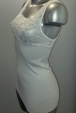 Nina von C Nina von C Jessy – hooggesloten katoenen top in champagne met verfijnd kant – maten 38–50