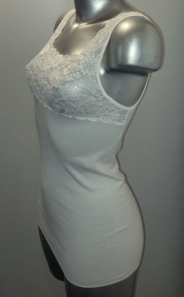 Nina von C Nina von C Jessy – hooggesloten katoenen top in champagne met verfijnd kant – maten 38–50